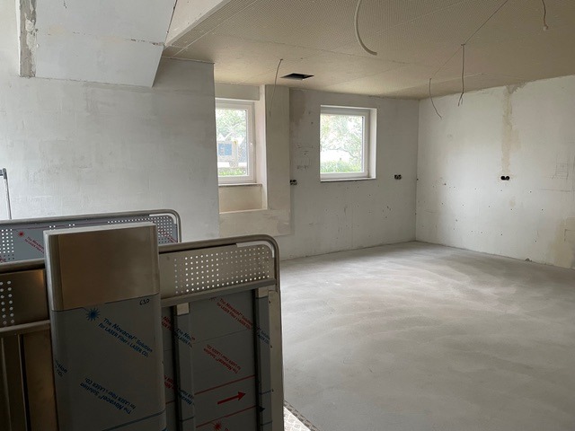 Das offene Wohnzimmer während des Ausbaus. Links zu sehen: Der Lift, ermöglicht durch eine Spende des Rotary Clubs Waldshut.